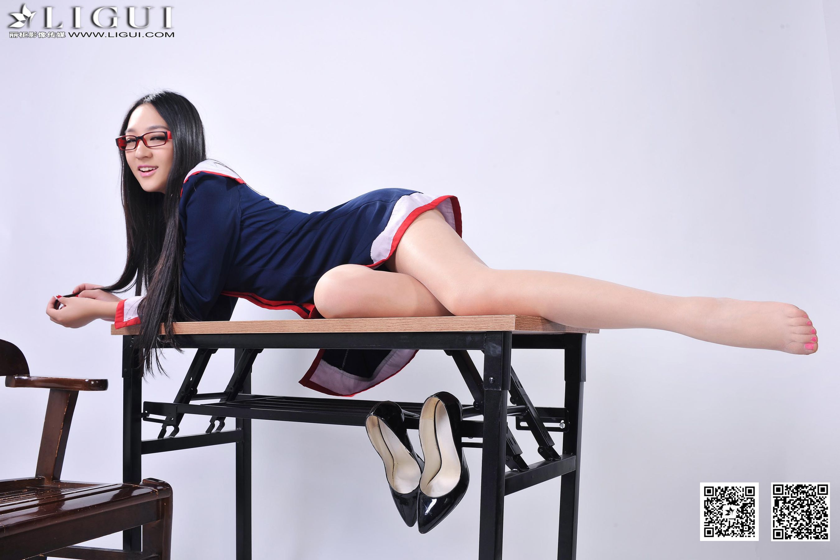 [丽柜LiGui] Model Amily《小眼镜学妹丝足》上下全集 美腿玉足写真图片  第76张