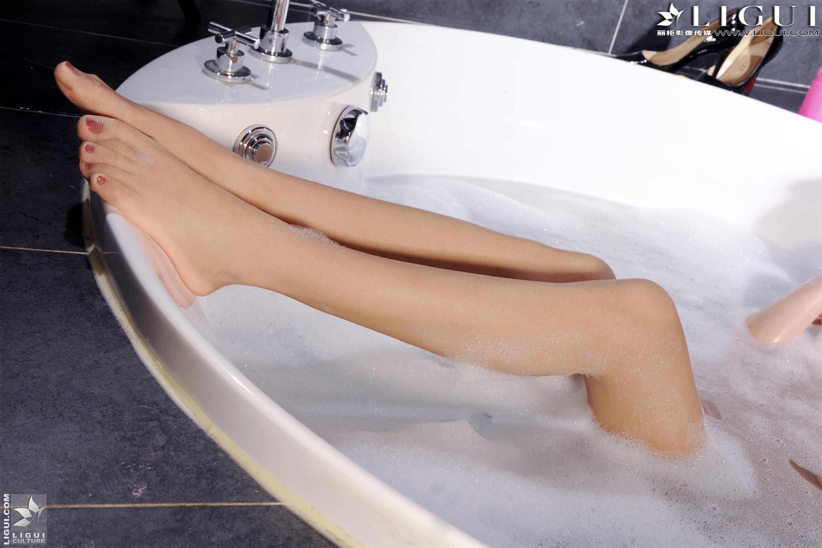 [丽柜LiGui] Model 文欣《浴室浴巾裹胸湿身》 美腿玉足写真图片  第24张