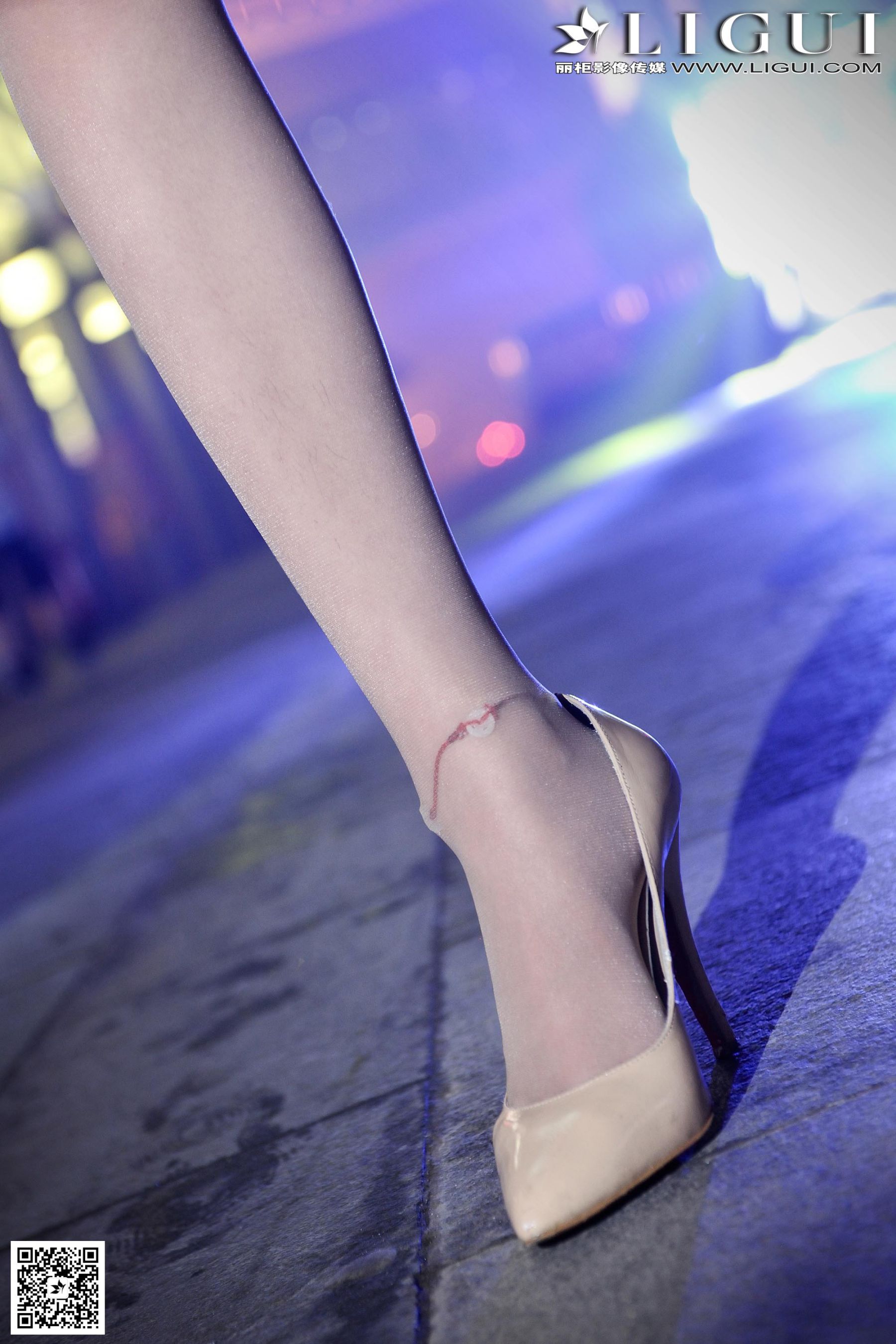 [丽柜LiGui] Model 凌凌《超短裙街拍高跟美足》美腿玉足写真图片  第17张