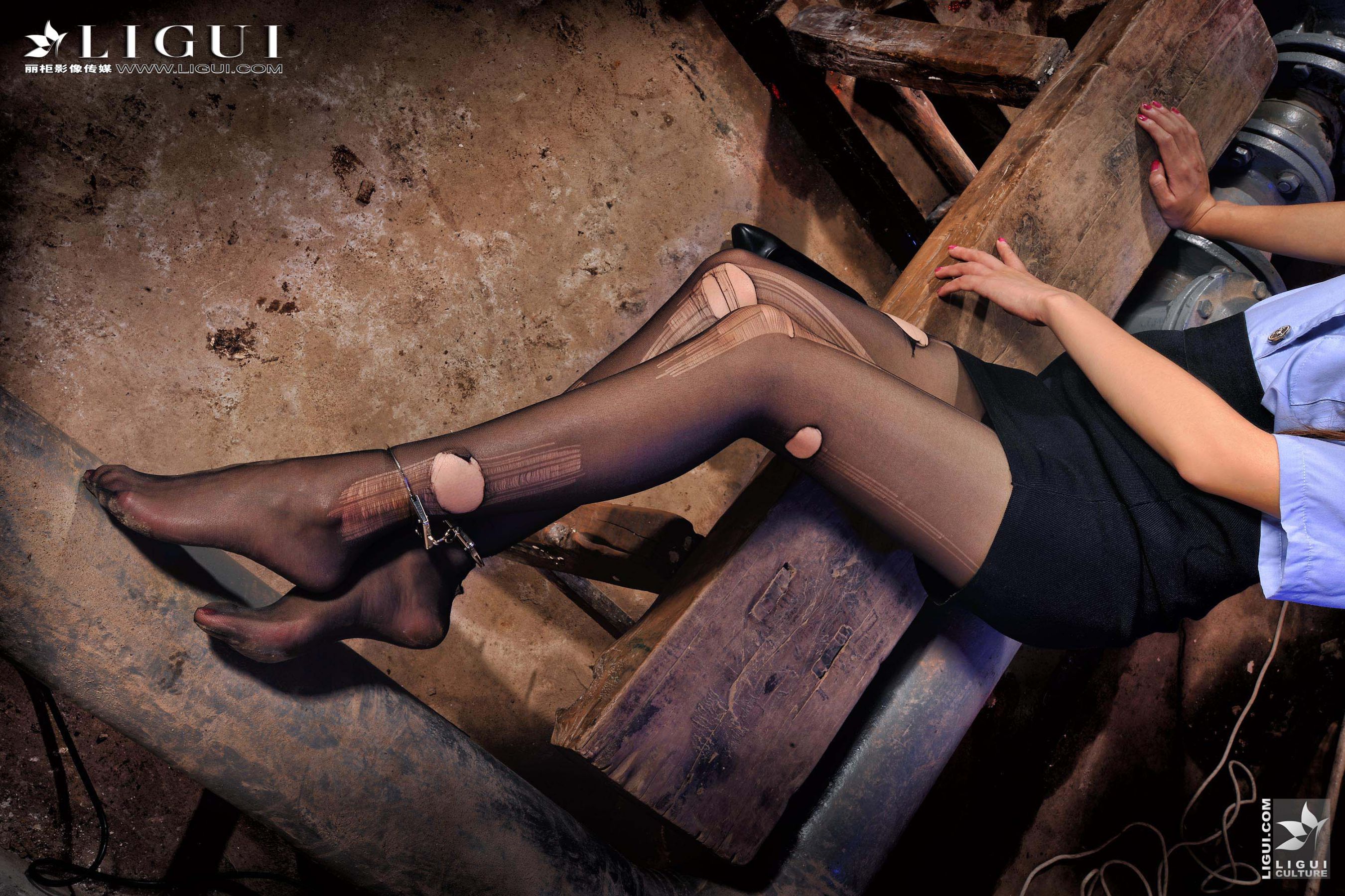 Model 薇薇《黑丝镣铐女警》 [丽柜贵足LiGui] 美腿丝足写真图片  第11张