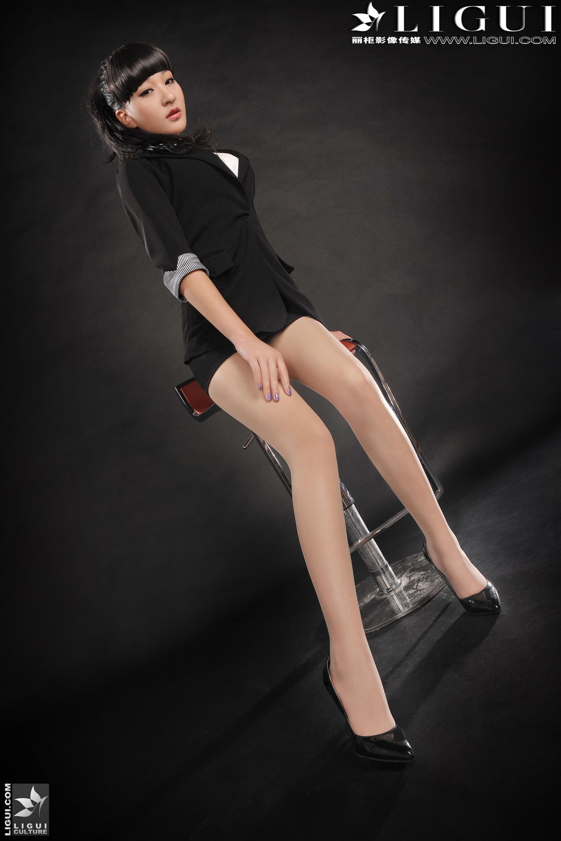 [丽柜贵足LiGui] Model Amily《OL职业装高跟美足》上下全集 美腿丝足写真图片  第6张