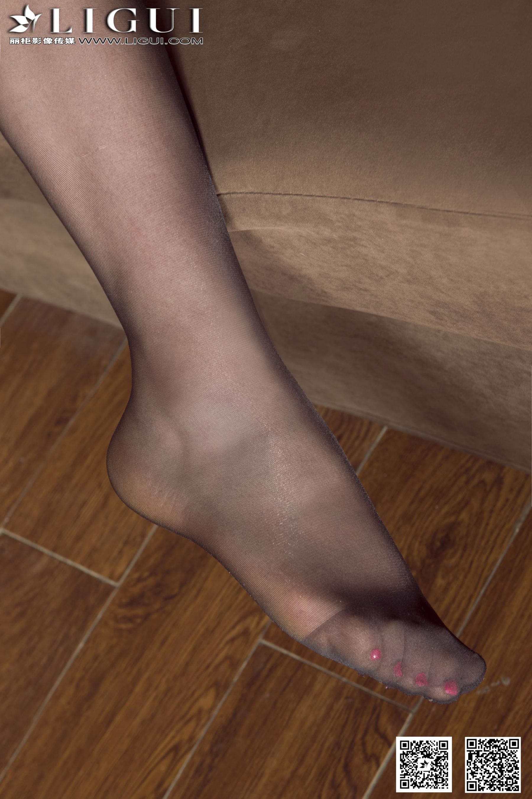 [丽柜LiGui] Model 然然《红色丽人黑丝美足》美腿玉足写真图片  第10张