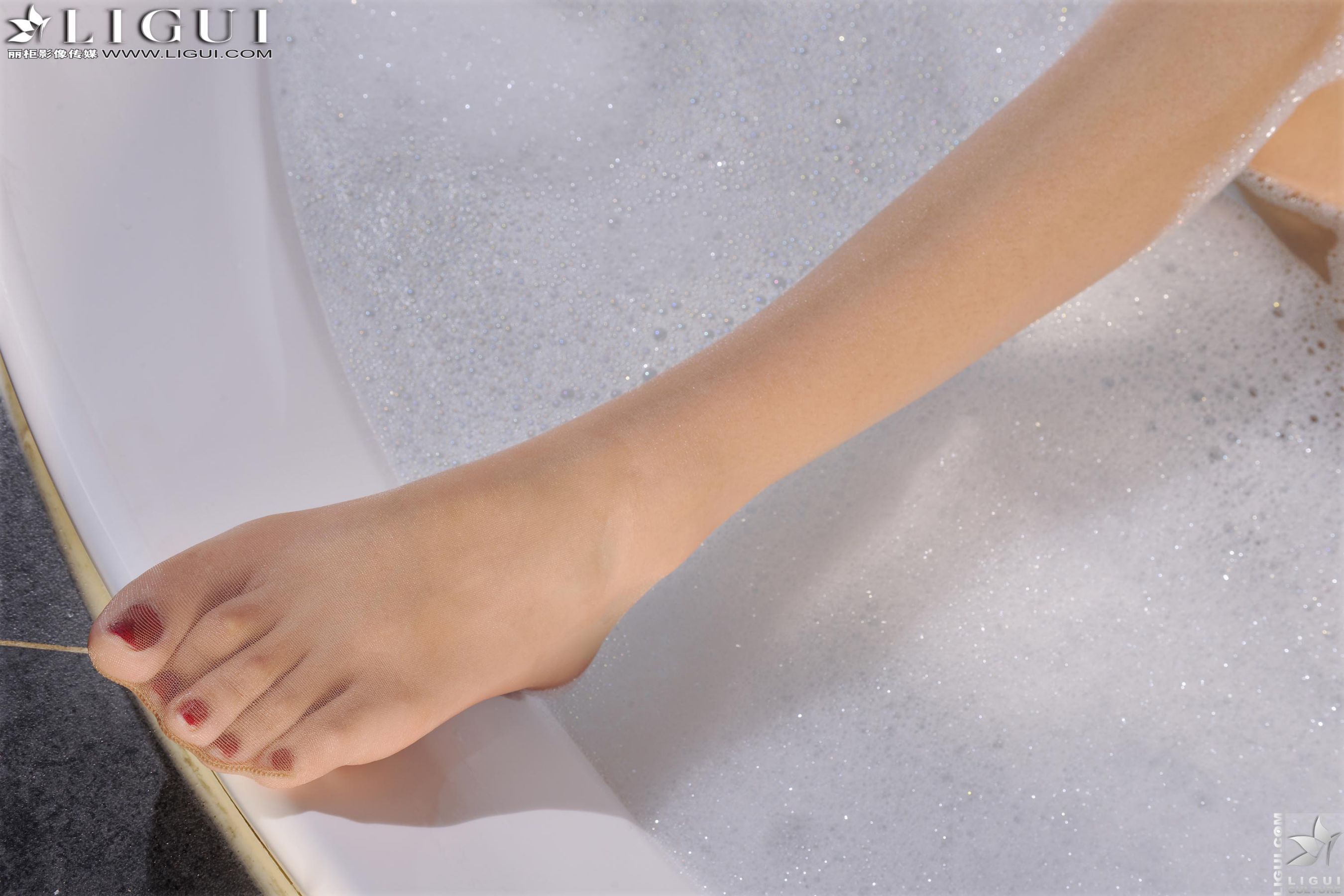 [丽柜LiGui] Model 文欣《浴室浴巾裹胸湿身》 美腿玉足写真图片  第6张