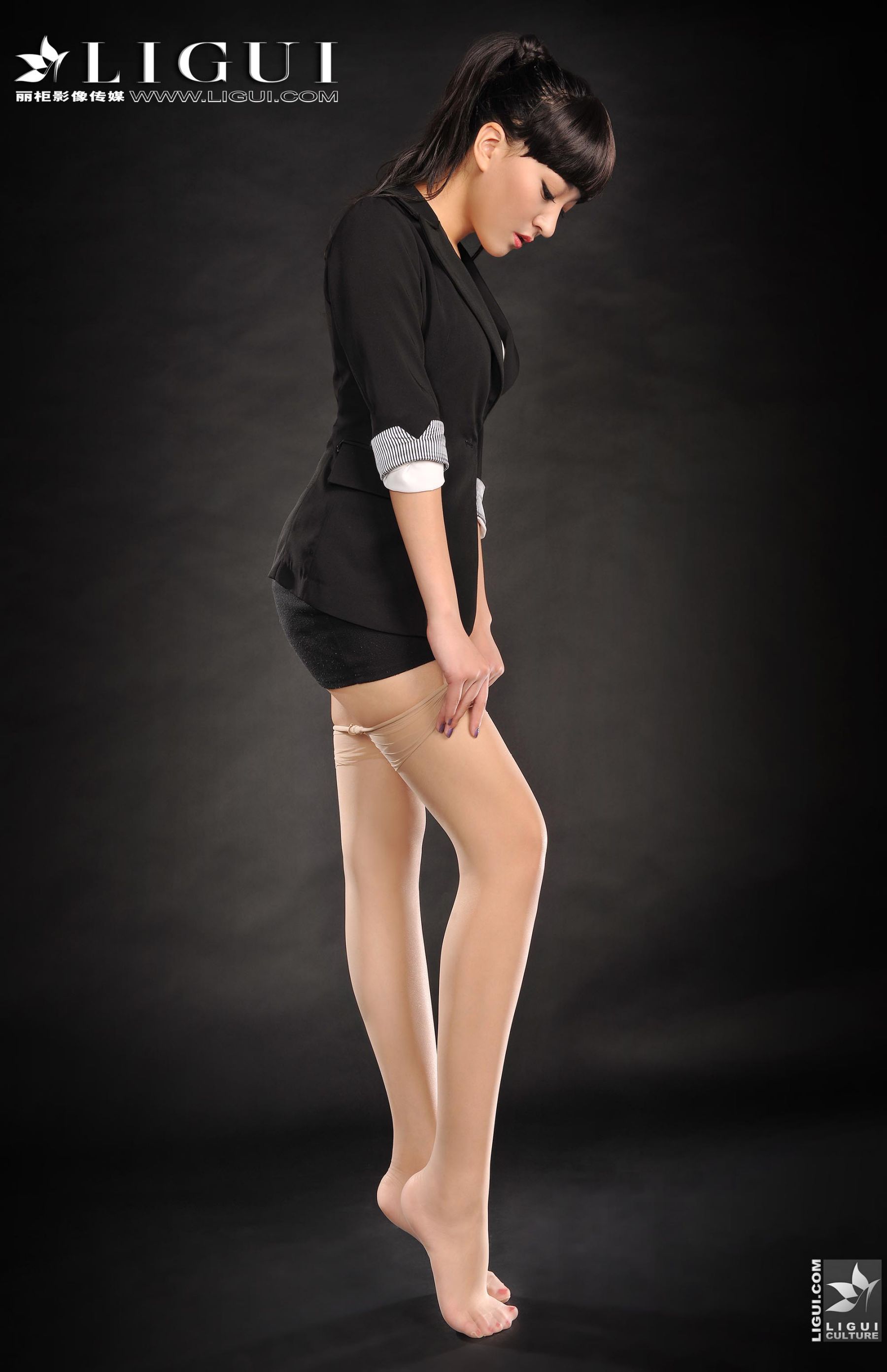 [丽柜贵足LiGui] Model Amily《OL职业装高跟美足》上下全集 美腿丝足写真图片  第66张
