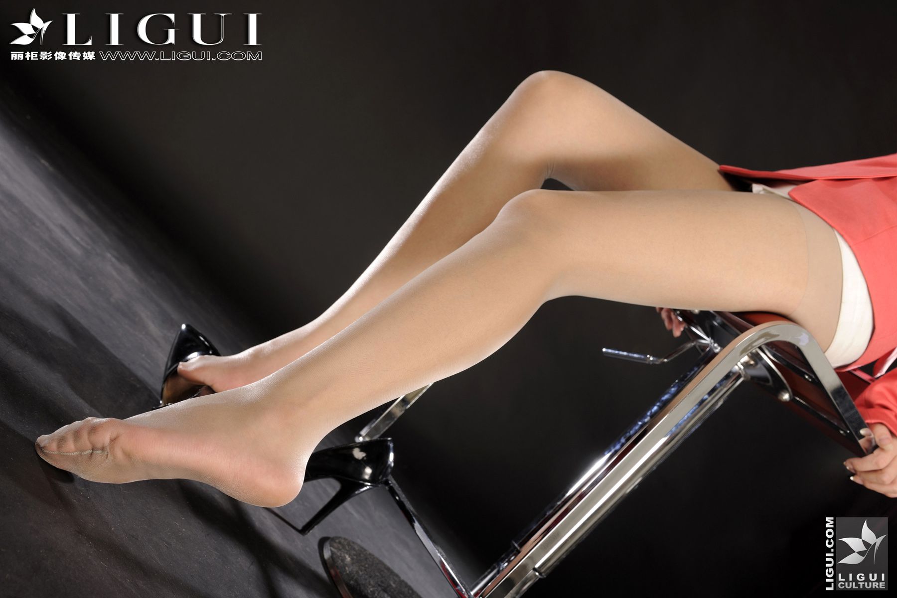 英子《俏丽女秘书》 [丽柜LiGui] Model 美腿玉足写真图片  第39张