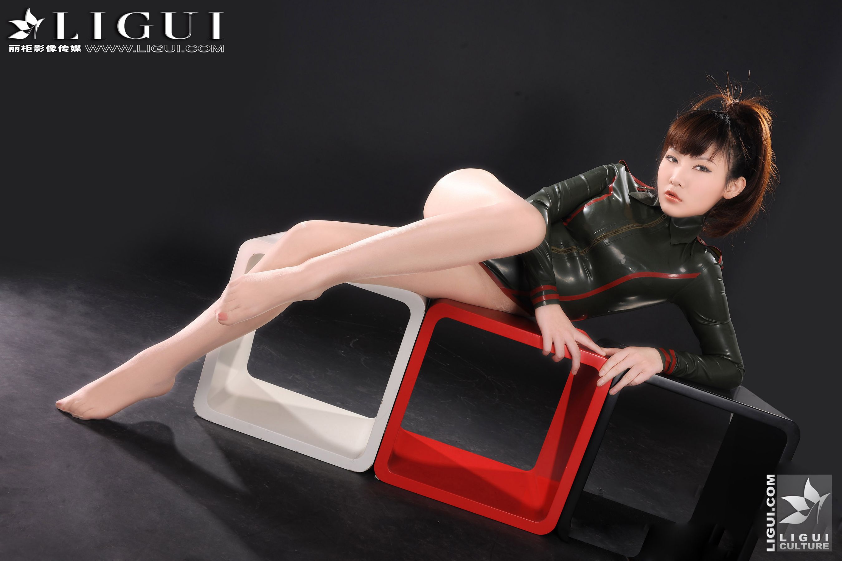 Model 文静《性感女军服》 [丽柜LiGui] 美腿玉足写真图片  第36张