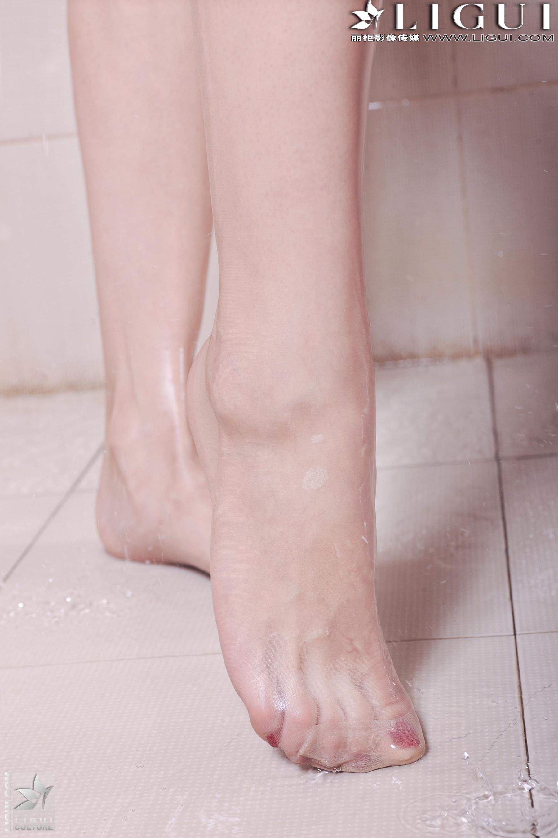 Model 可馨《浴室湿身美足》 [丽柜LiGui] 美腿玉足写真图片  第12张
