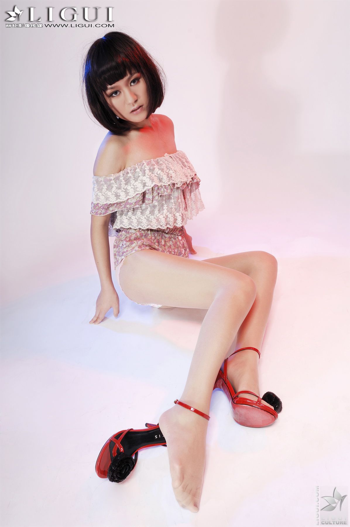Model 英子《魅惑的演绎，甜美的视觉》 [丽柜LiGui] 美腿玉足写真图片  第14张
