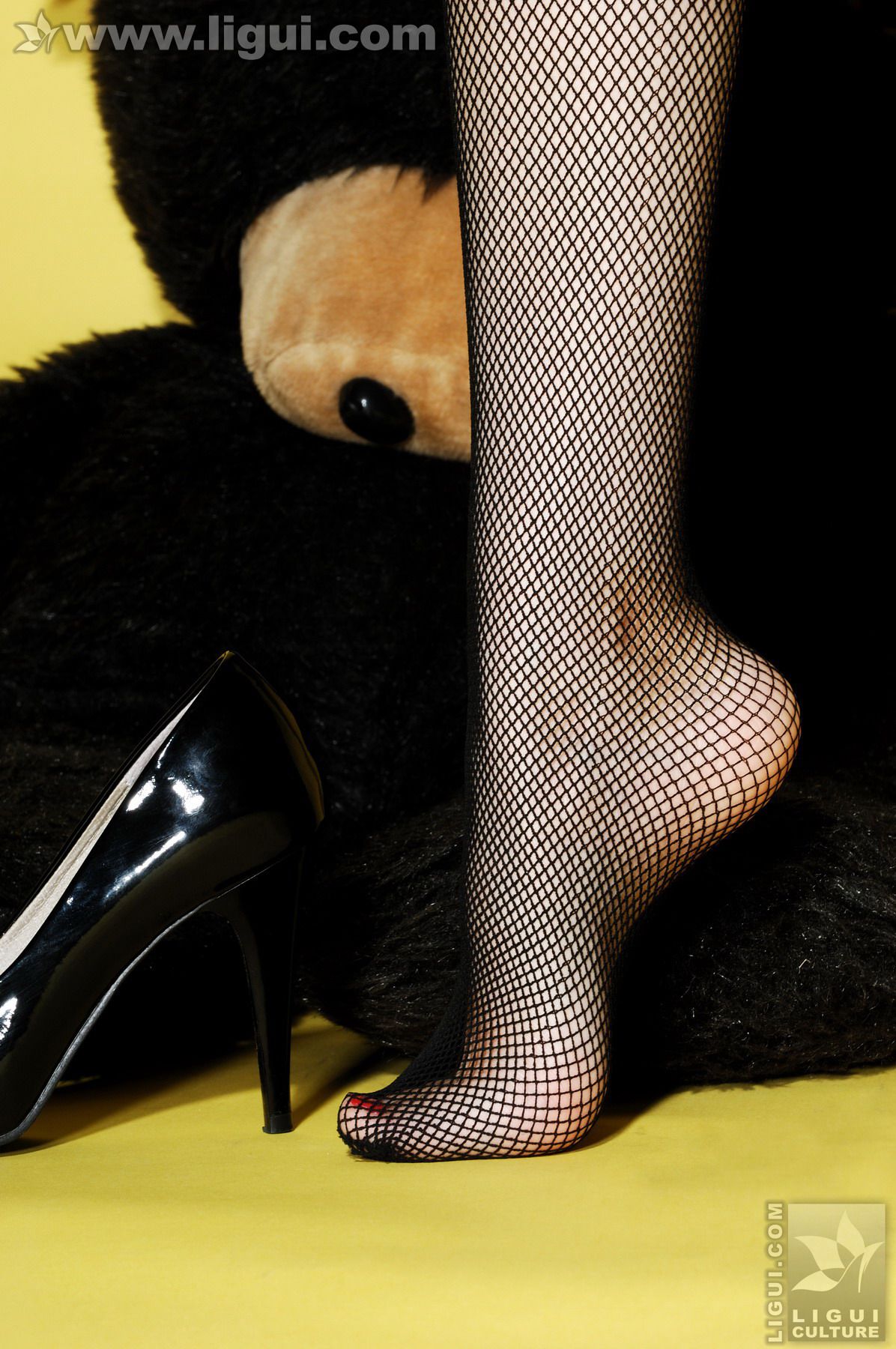 Model Vicky《与小熊玩偶之间的黑丝摩登秀》 [丽柜LiGui] 美腿玉足写真图片  第28张