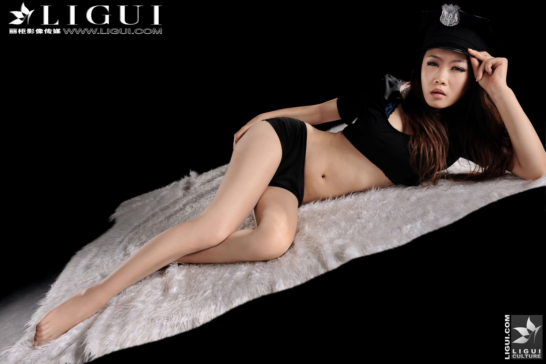 Model 怡萱《俏丽的女警》 上下合集 [丽柜LiGui] 美腿玉足写真图片  第15张