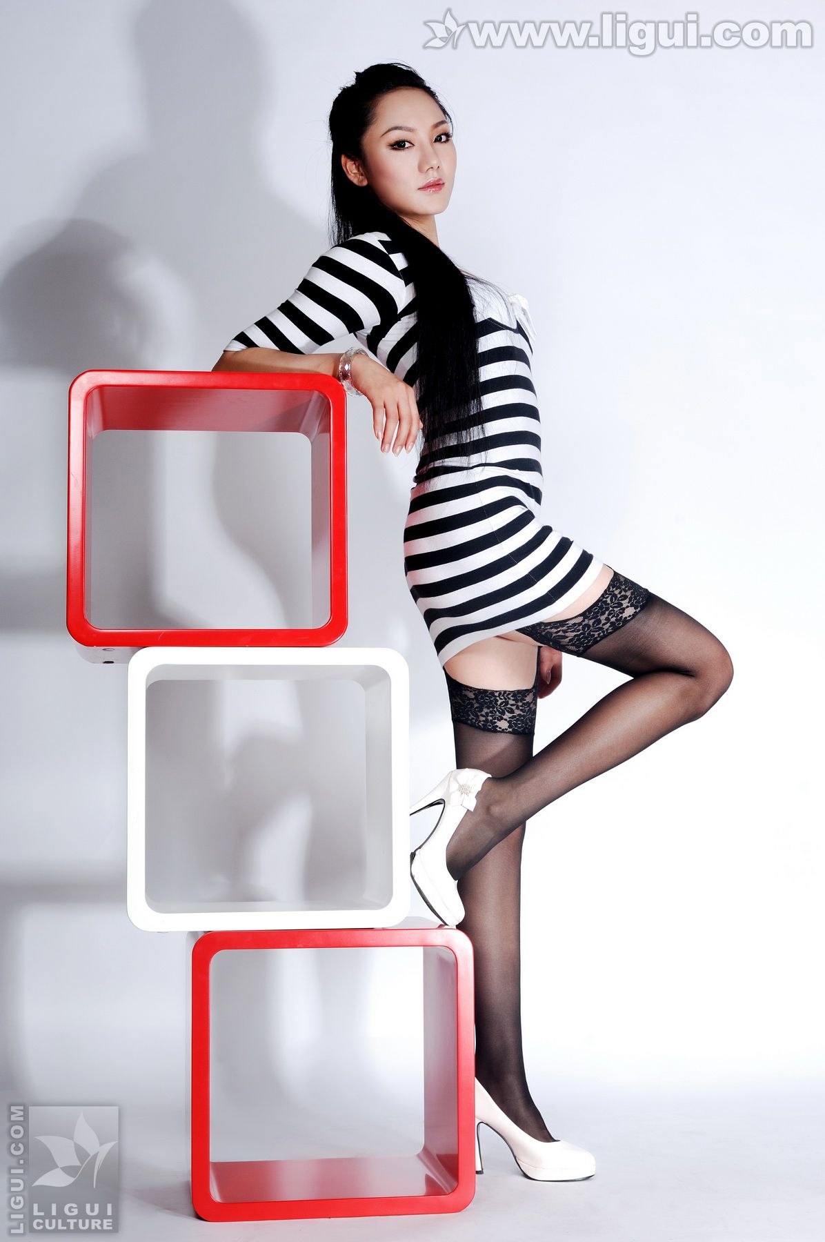 Model 杨紫《简单家居装饰中的丝袜魅力》 [丽柜LiGui] 美腿玉足写真图片  第5张
