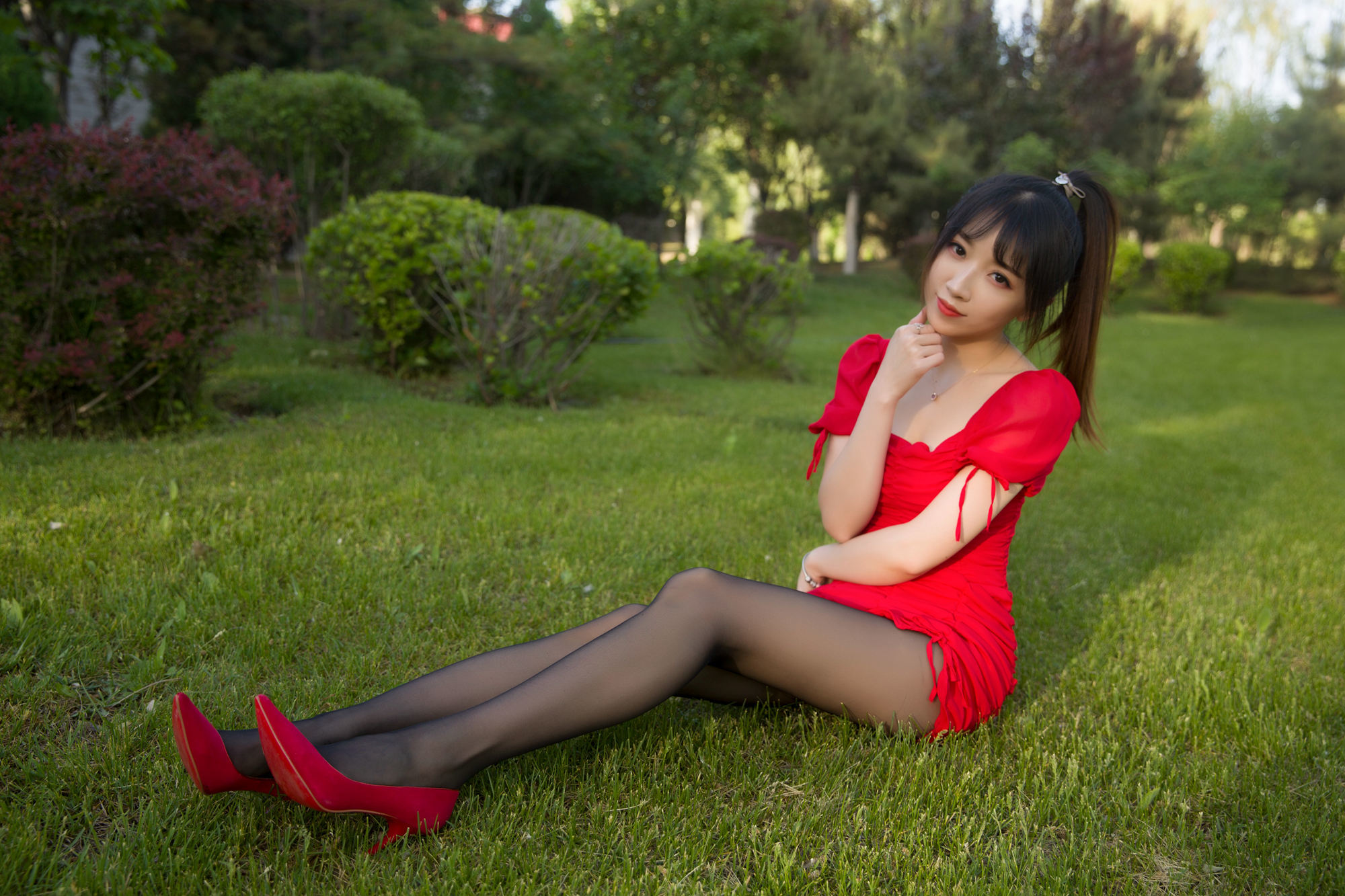 斗鱼主播小女巫露娜 - 户外小红裙 第35张