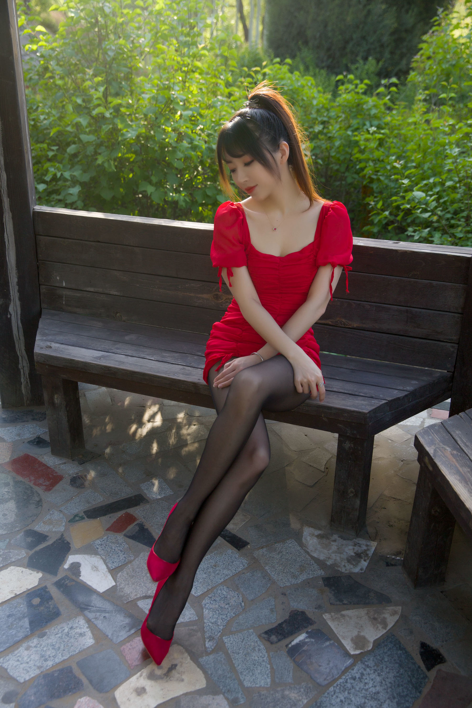  斗鱼主播小女巫露娜 - 户外小红裙 第4张