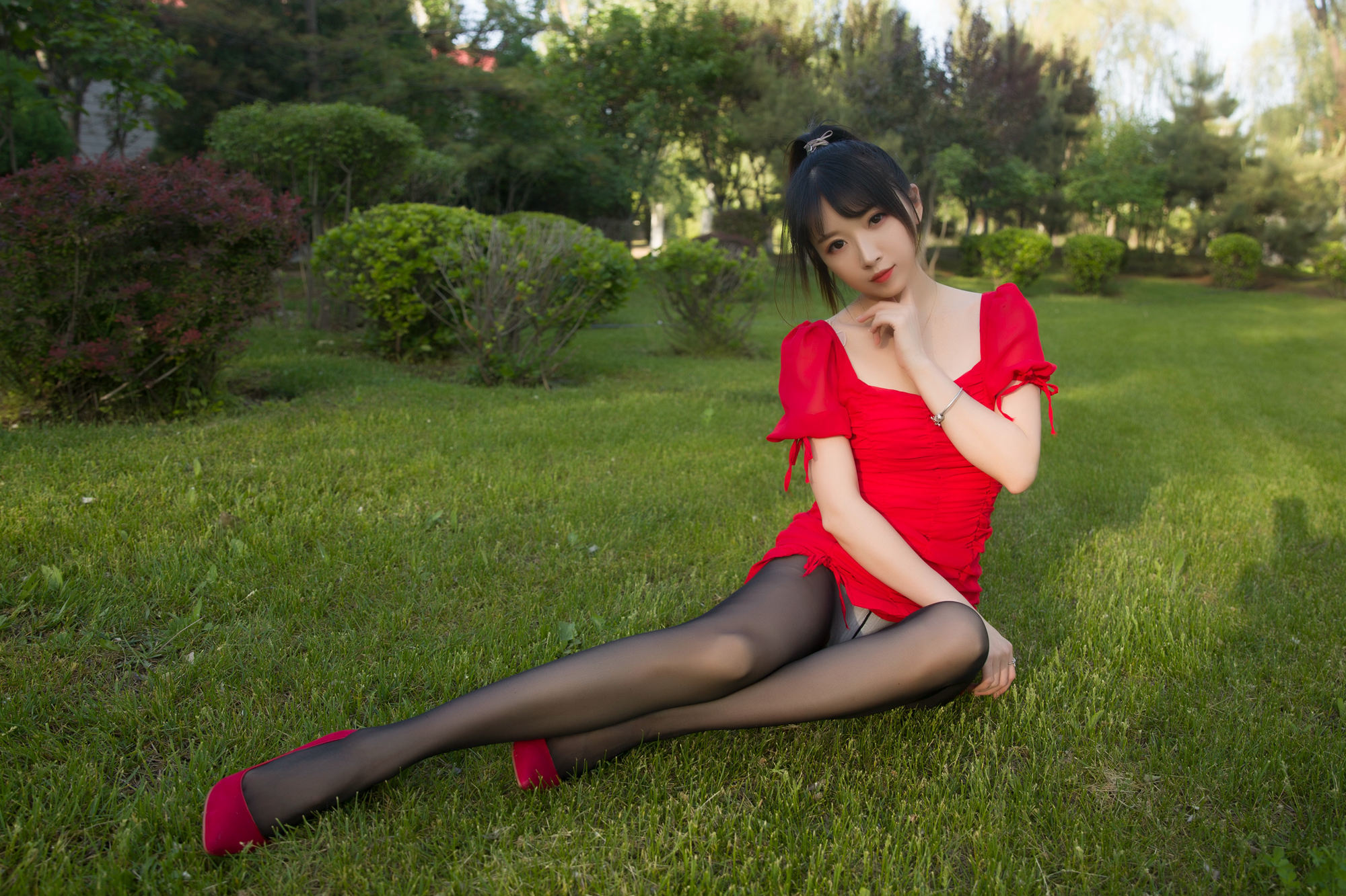  斗鱼主播小女巫露娜 - 户外小红裙 第36张