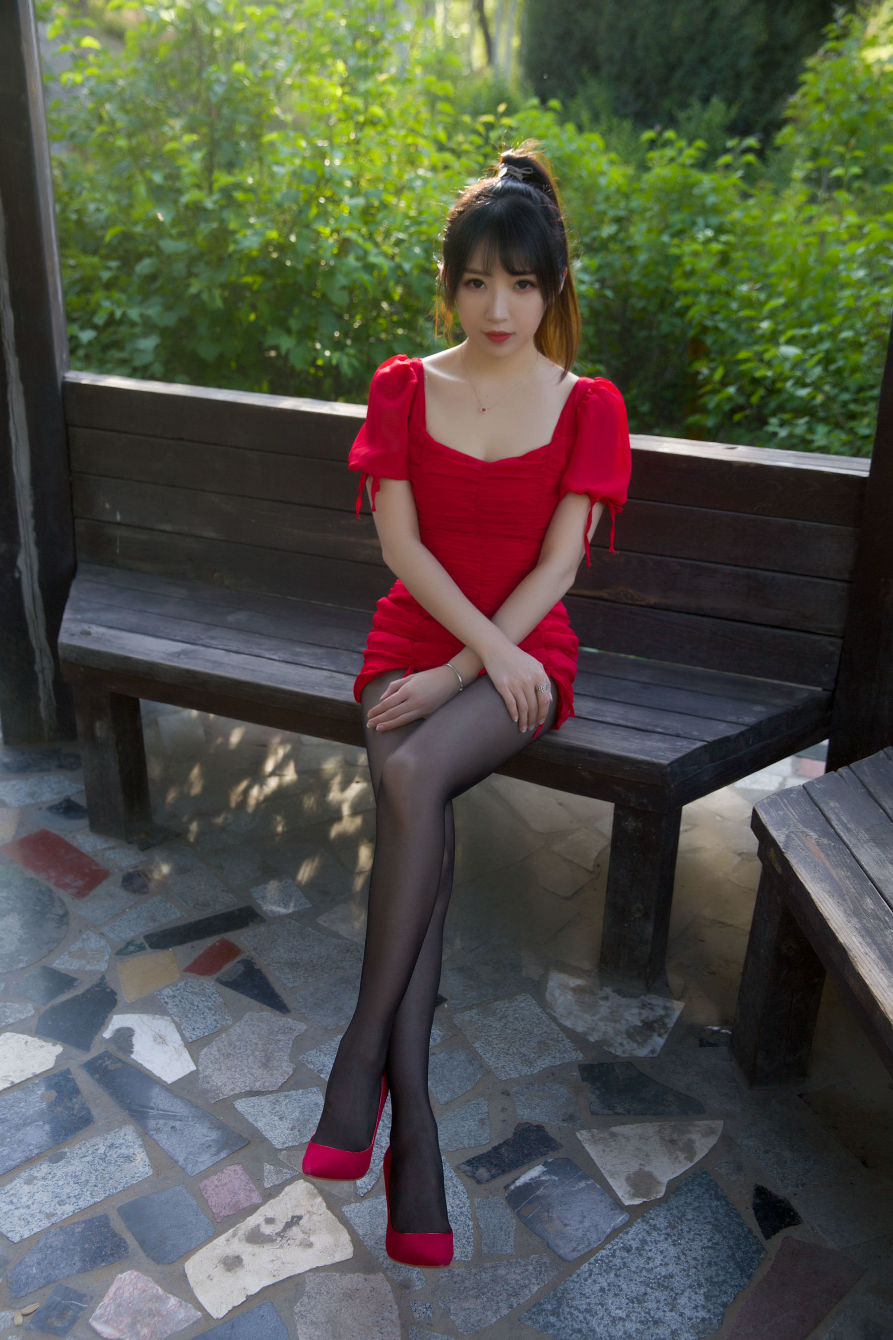  斗鱼主播小女巫露娜 - 户外小红裙 第10张