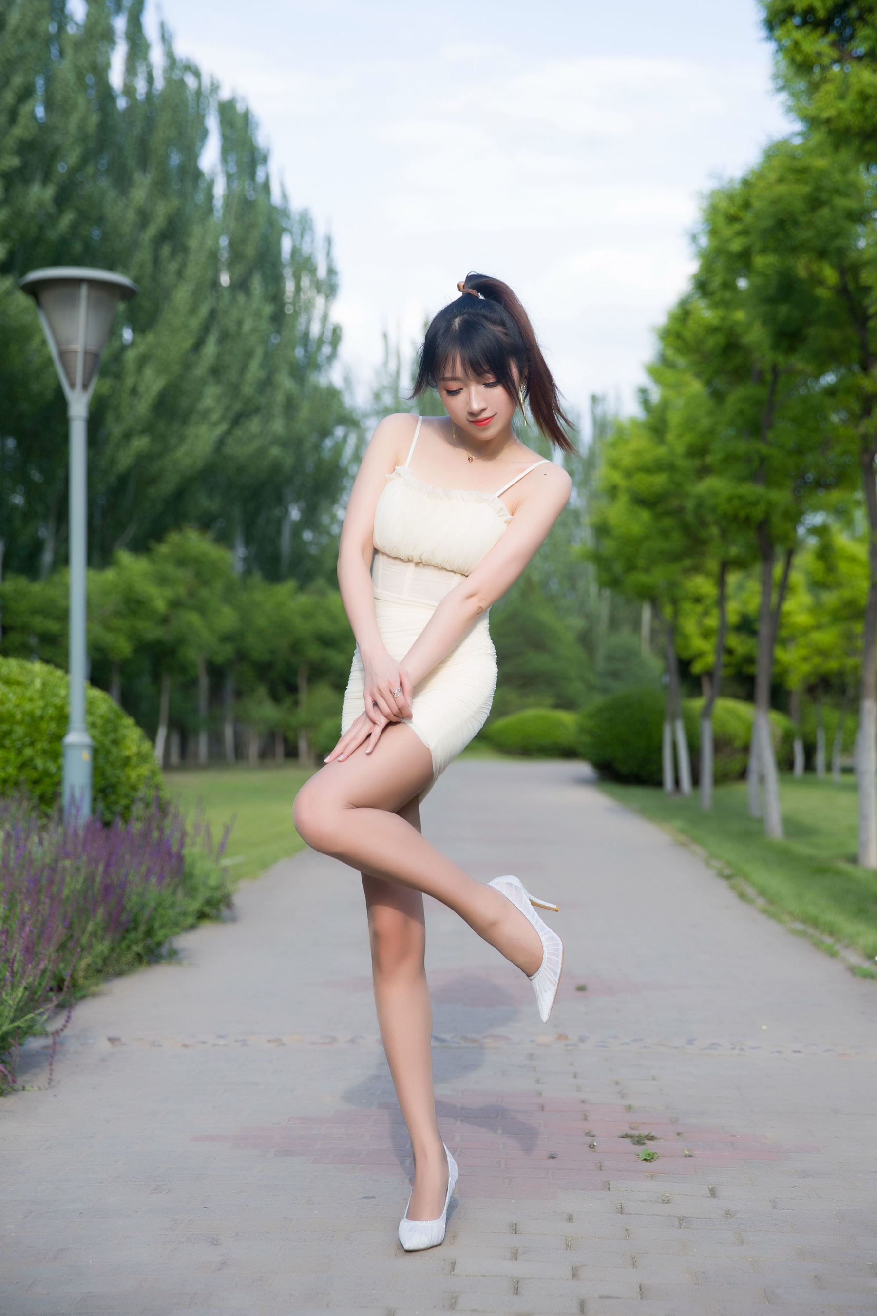  斗鱼主播小女巫露娜 - 户外小米裙 第9张
